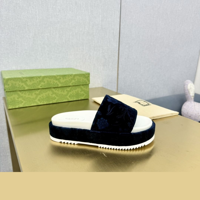 G*u*i slippers